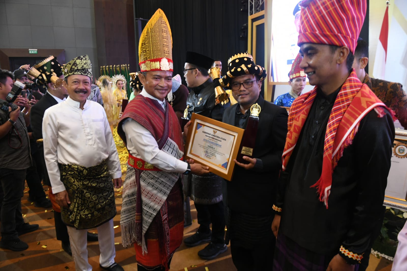 Pj Wali Kota Padangsidimpuan Letnan Dalimunthe saat menerima piagam penghargaan pembangunan daerah terbaik ke-III dari Pj Gubsu usai acara pembukaan Musrenbang RKPD Sumut tahun 2025 di Medan, Jum'at (8/3-24). Foto : BP/Ist