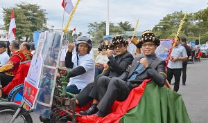 Pj Wali Kota Padangsidimpuan Letnan Dalimunthe saat menaiki Betor menuju lokasi Musrenbang RKPD Sumut tahun 2024 di Aula Santika Dyandra Hotel, Medan, Jum'at (8/3-24). Foto : BP/Ist