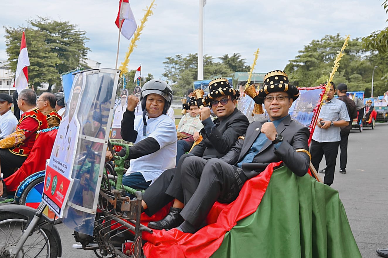 Pj Wali Kota Padangsidimpuan Letnan Dalimunthe saat menaiki Betor menuju lokasi Musrenbang RKPD Sumut tahun 2024 di Aula Santika Dyandra Hotel, Medan, Jum'at (8/3-24). Foto : BP/Ist