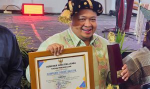 Bupati Tapsel Dolly Pasaribu saat menerima sekaligus 2 penghargaan dari Pj Gubsu Hassanudin, Jum'at (8/3-24). Foto : BP/Ist