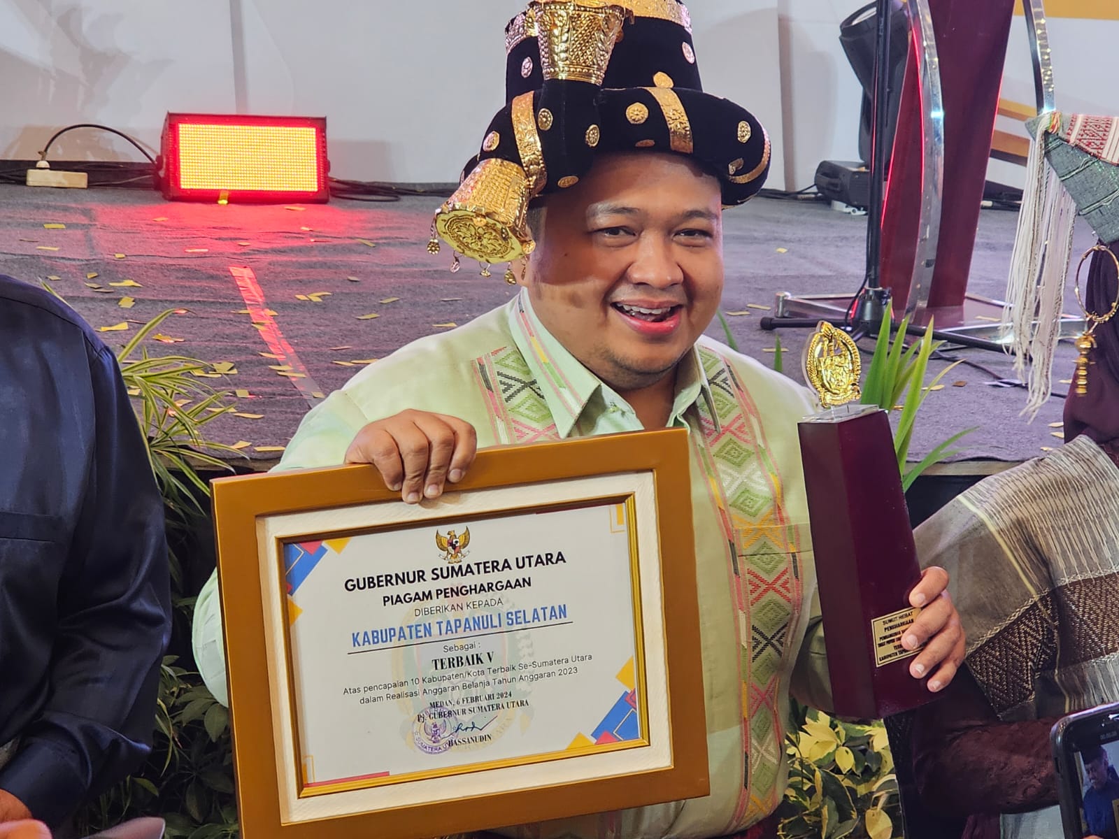 Bupati Tapsel Dolly Pasaribu saat menerima sekaligus 2 penghargaan dari Pj Gubsu Hassanudin, Jum'at (8/3-24). Foto : BP/Ist