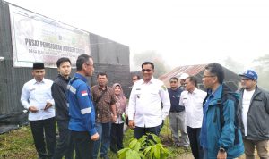 Wakil Bupati Tapsel Rasyid Assaf Dongoran saat menyerahkan bibit kopi kepada Koptan Atturmangan di Kecamatan Saipar Dolok Hole beberaoa waktu lalu. Foto : BP/Ist