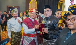 Wakil Walikota Medan Aulia Rachman foto bersama seusai Kota Medan meraih penghargaan. BP/erwan