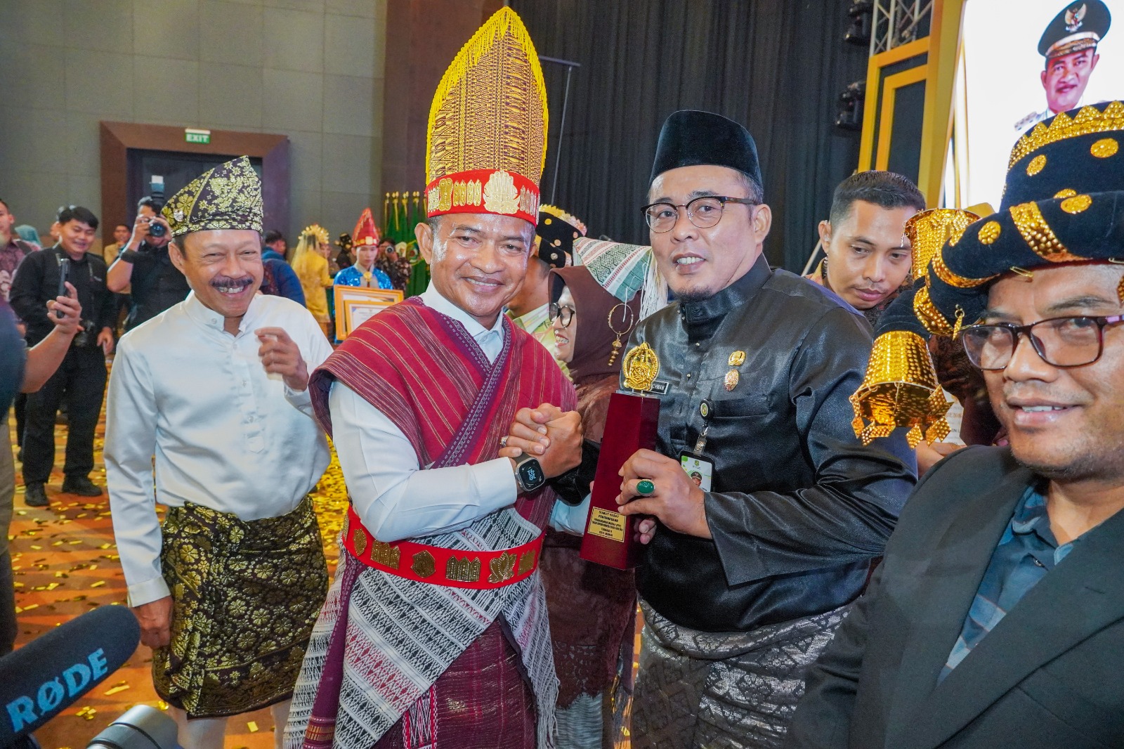 Wakil Walikota Medan Aulia Rachman foto bersama seusai Kota Medan meraih penghargaan. BP/erwan