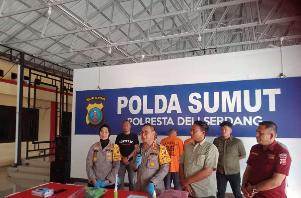 Kapolresta Deli Serdang didampingi Wakapolresta dan beberapa anggotanya ketika memberikan keterangan pers.(Istimewa).