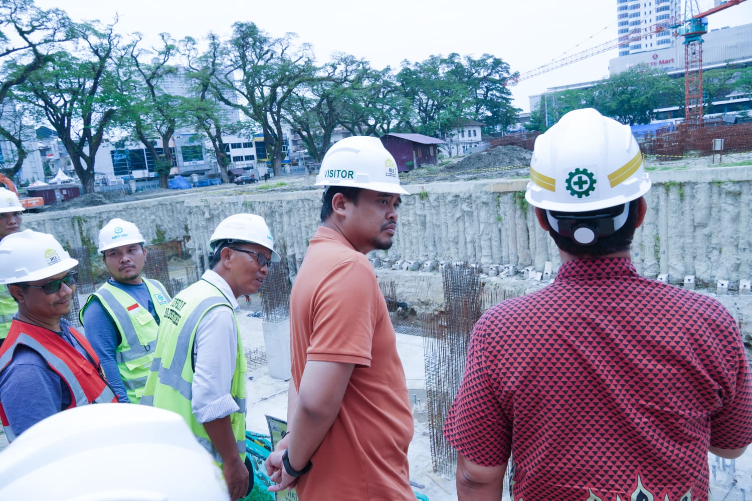 Wali Kota Medan Bobby Nasution saat meninjai Lapangan Merdeka Medan BP/erwan
