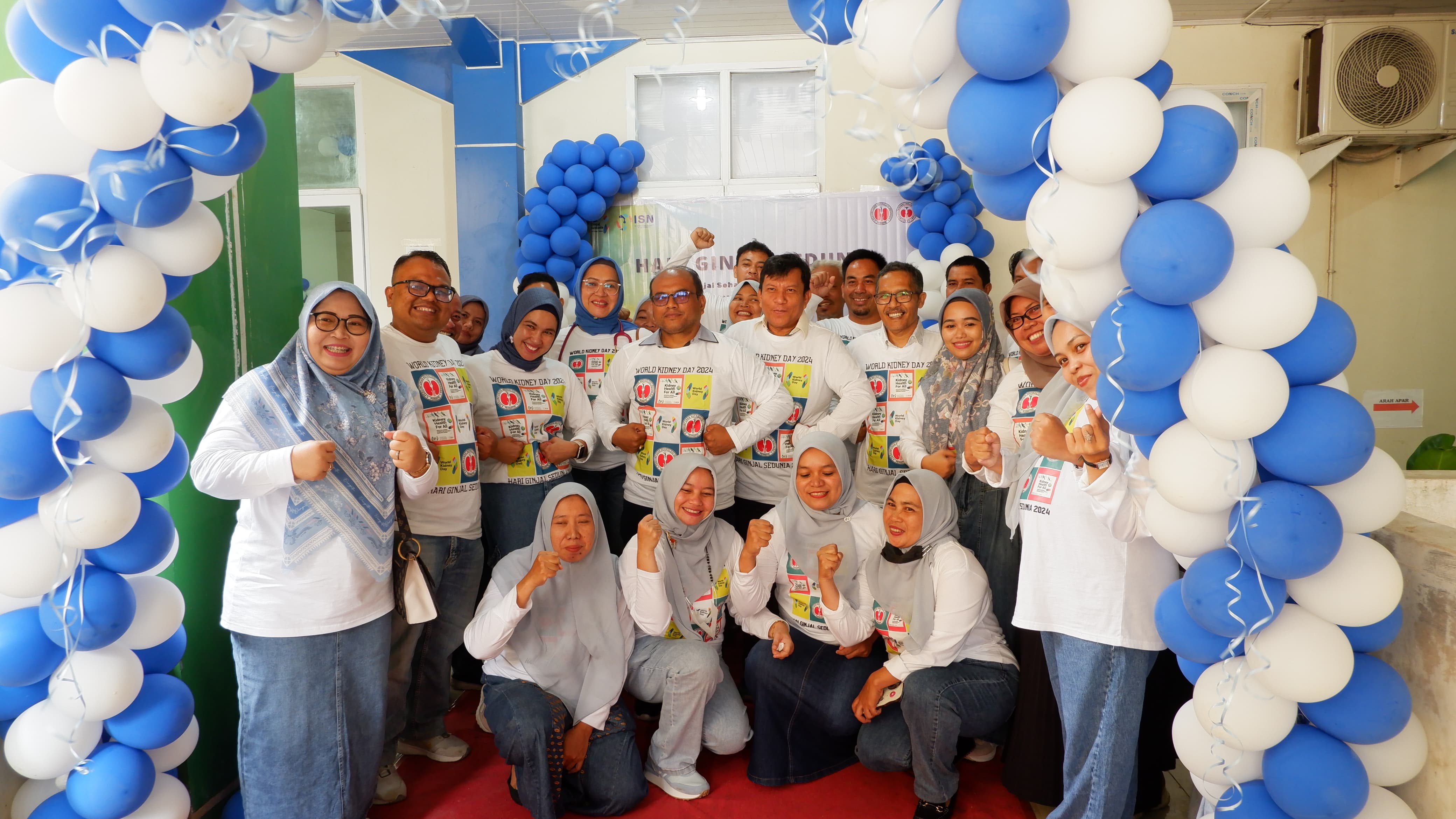 j Wali Kota Padangsidimpuan Letnan Dalimunthe foto bersama dengan pejabat dan staf RSUD Padangsidimpuan usai kegiatan Peringatan Hari Ginjal Dunia di RSUD setempat, Sabtu (9/3-24). Foto : BP/Ist