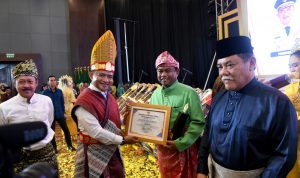 : Pj Gubernur Sumatera Utara (Sumut) Hassanudin didampingi Sekretaris Daerah Provinsi Sumut Arief S Trinugroho memberikan penghargaan kepada Bupati Serdangbedagai Darma Wijaya sebagai Kabupaten terbaik di Sumut.(Istimewa)