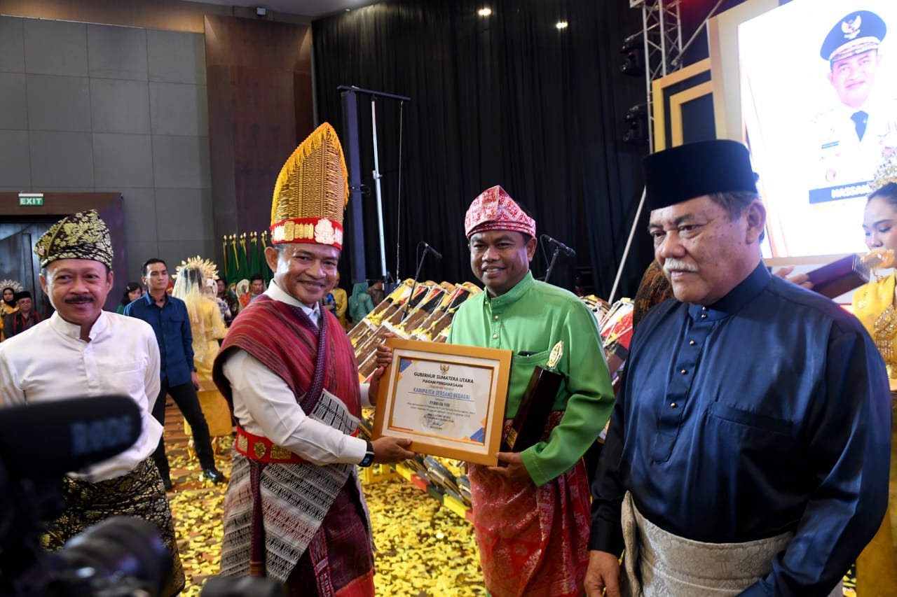 : Pj Gubernur Sumatera Utara (Sumut) Hassanudin didampingi Sekretaris Daerah Provinsi Sumut Arief S Trinugroho memberikan penghargaan kepada Bupati Serdangbedagai Darma Wijaya sebagai Kabupaten terbaik di Sumut.(Istimewa)