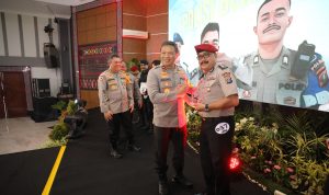 Kapolda Sumut memberikan hadiah kepada polisi berkumis juara.(Istimewa)