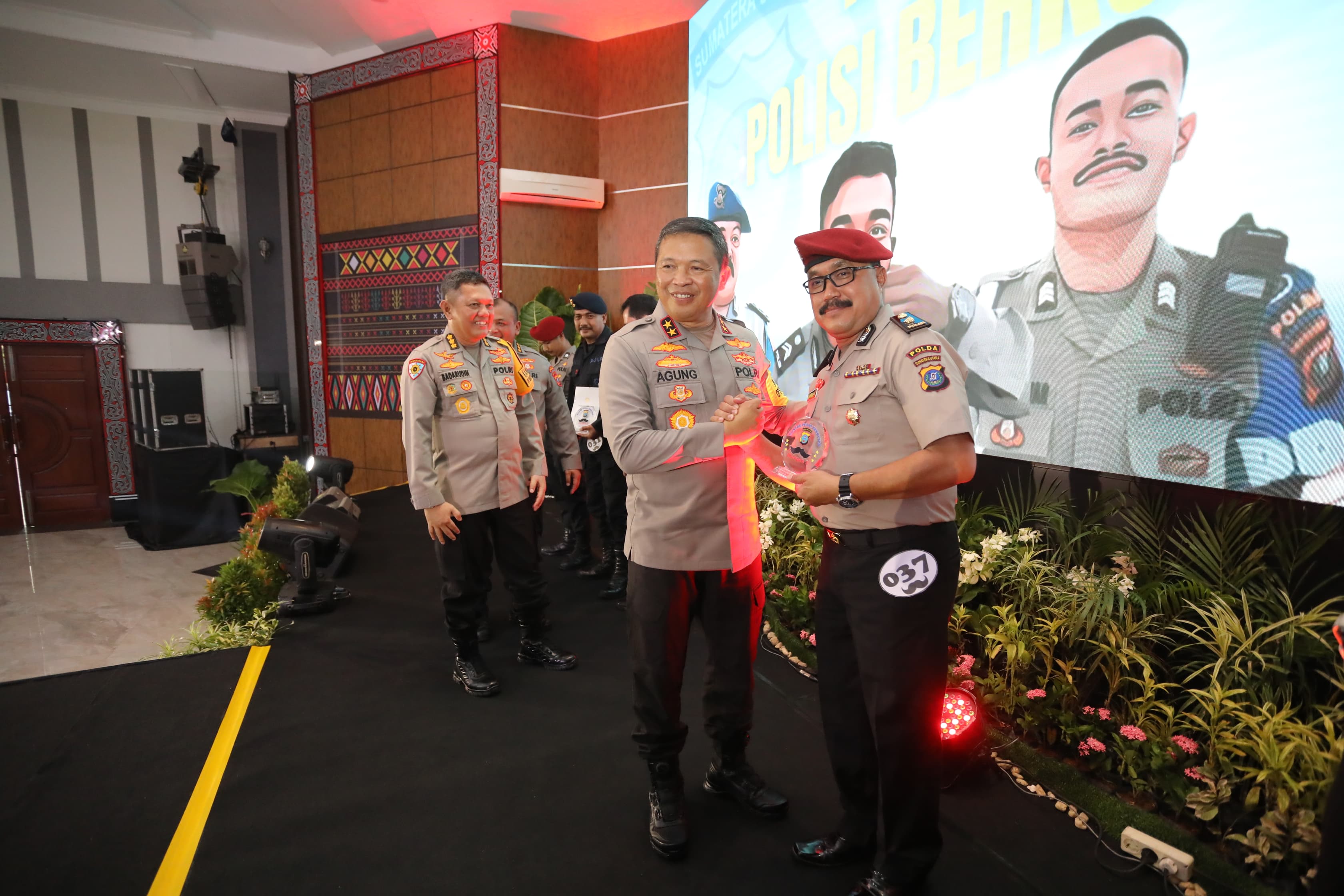 Kapolda Sumut memberikan hadiah kepada polisi berkumis juara.(Istimewa)
