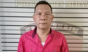 pelaku ketika diamankan petugas kepolisian.(Foto diblur)