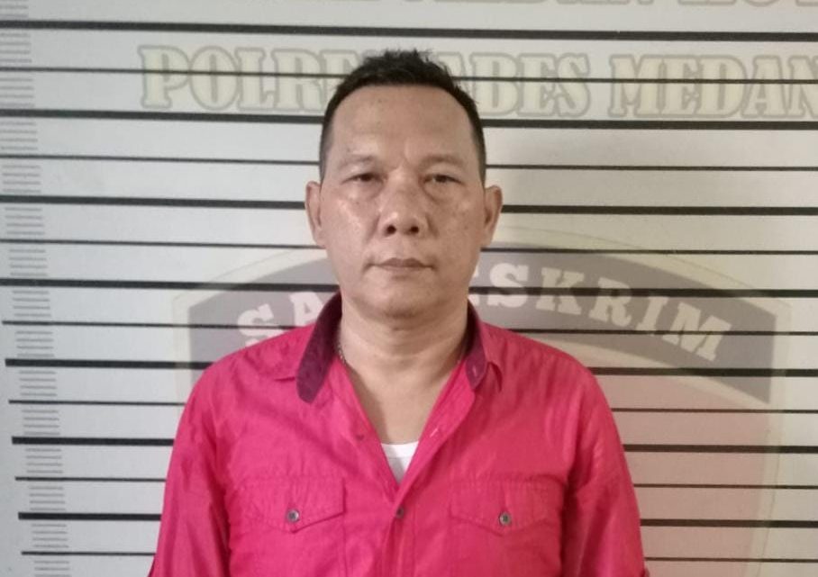 pelaku ketika diamankan petugas kepolisian.(Foto diblur)