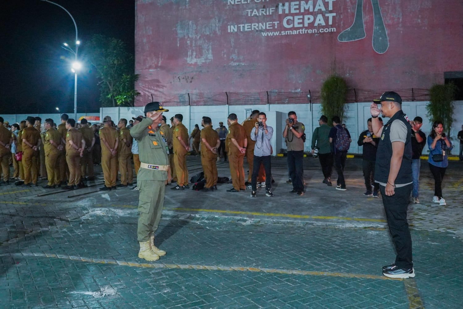 Wali Kota Medan Bobby Nasution saat pimpin Apel Pencegahan Asmara subuh. BP/erwan