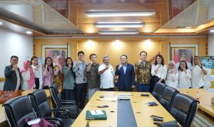 Kepala Bapeda Medan Benny Iskandar saat menerima kedatangan tim perusahaan asal Korea Energy Power Cp. LTD di Balai Kota Medan. BP/erwan
