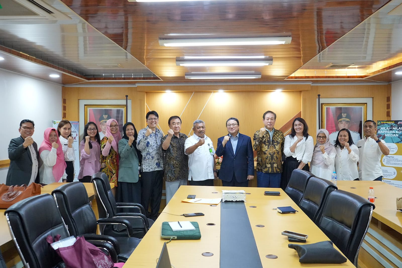 Kepala Bapeda Medan Benny Iskandar saat menerima kedatangan tim perusahaan asal Korea Energy Power Cp. LTD di Balai Kota Medan. BP/erwan