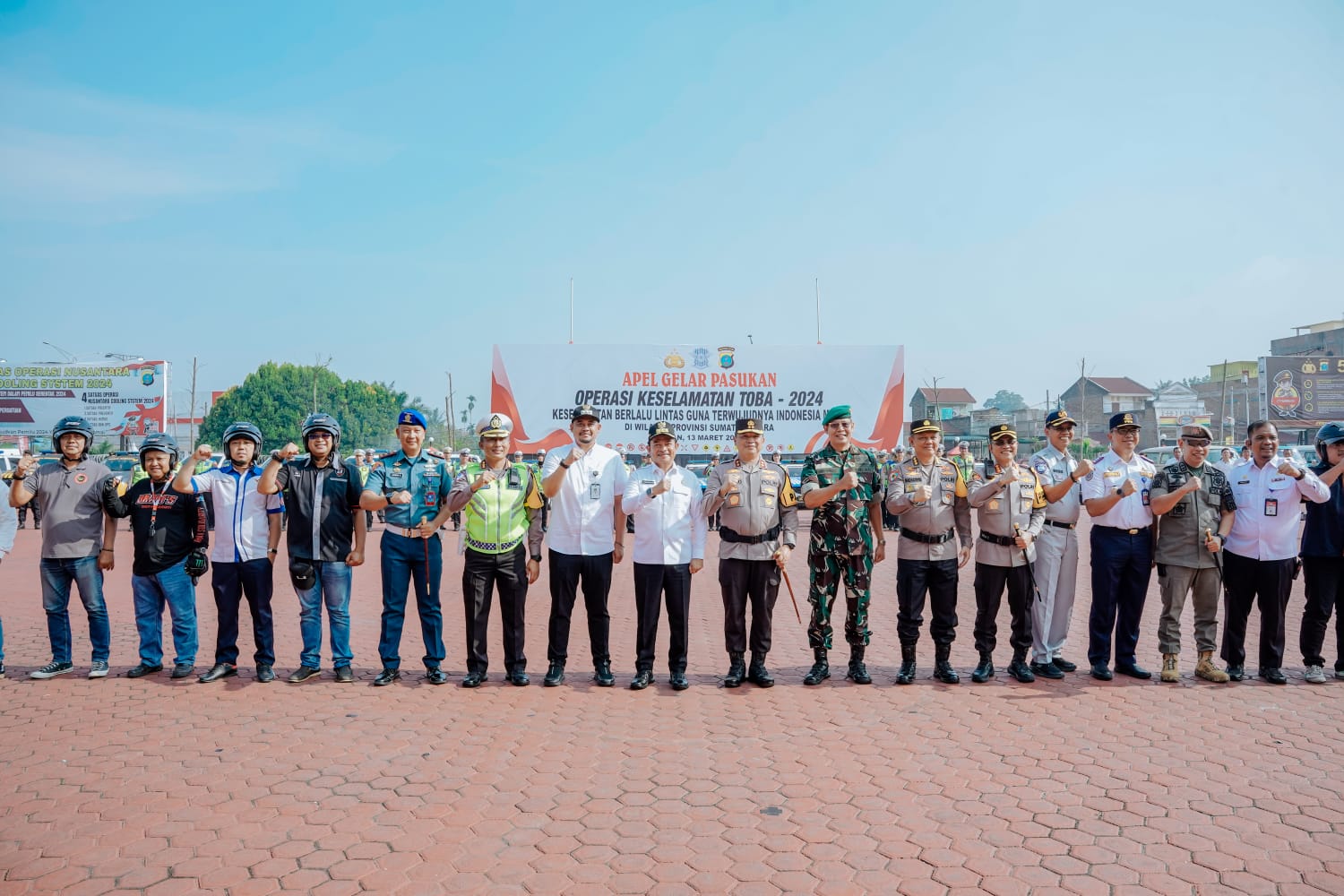 Wali Kota Medan Bobby Nasution foto bersama usai apel bersama di Mapoldasu. BP/erwan