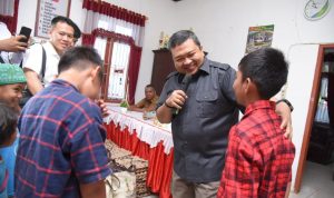 upati Tapsel Dolly Pasaribu saat bercengkrama dengan seorang anak yatim dalam silaturahmi Ramadhan dengan warga Desa Paran Julu Sipirok, Rabu (13/3-24). Foto : BP/Ist
