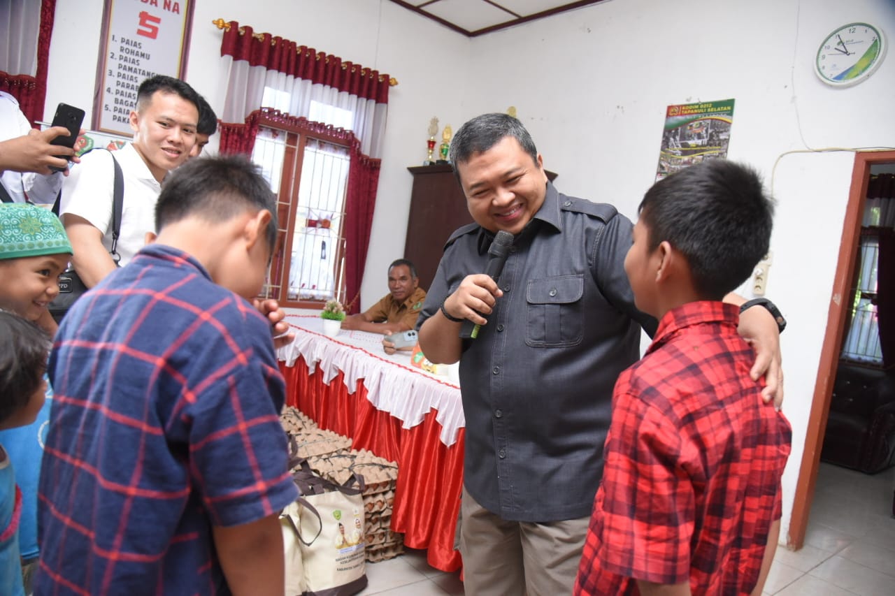 upati Tapsel Dolly Pasaribu saat bercengkrama dengan seorang anak yatim dalam silaturahmi Ramadhan dengan warga Desa Paran Julu Sipirok, Rabu (13/3-24). Foto : BP/Ist