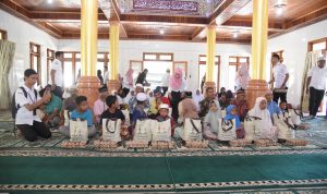 Bupati Tapsel Dolly Pasaribu saat membagikan bantuan Sembako kepada masyarakat Tapsel, Rabu (13/3-24). Foto : BP/Ist