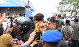 Kapolda Sumut menggendong seorang anak warga yang antusias melihat kehadiran Presiden RI Joko Widodo.(Istimewa)
