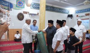 Bupati Tapsel Dolly Pasaribu saat memberikan bantuan pada buka bersama dan Sholat Taraweh berjamaah di Masjid Istiqlal Batangtoru, Rabu (13/3-24). Foto : BP/Ist