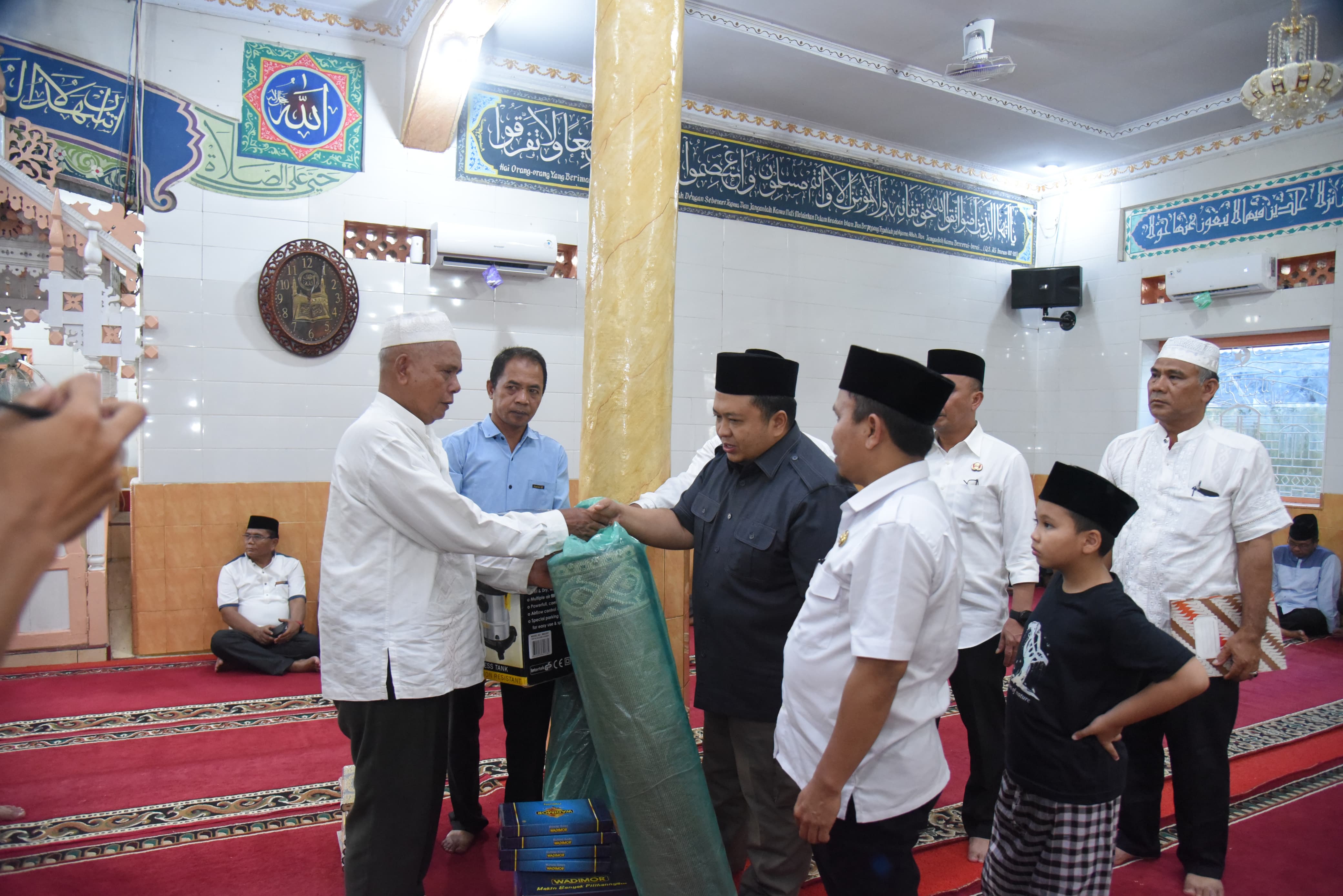 Bupati Tapsel Dolly Pasaribu saat memberikan bantuan pada buka bersama dan Sholat Taraweh berjamaah di Masjid Istiqlal Batangtoru, Rabu (13/3-24). Foto : BP/Ist