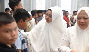 Penasehat DWP Ny Rosalina Dolly Pasaribu saat membagikan tali asih disela pengajian bersama DWP, Kamis (14/3-24). Foto : BP/Ist