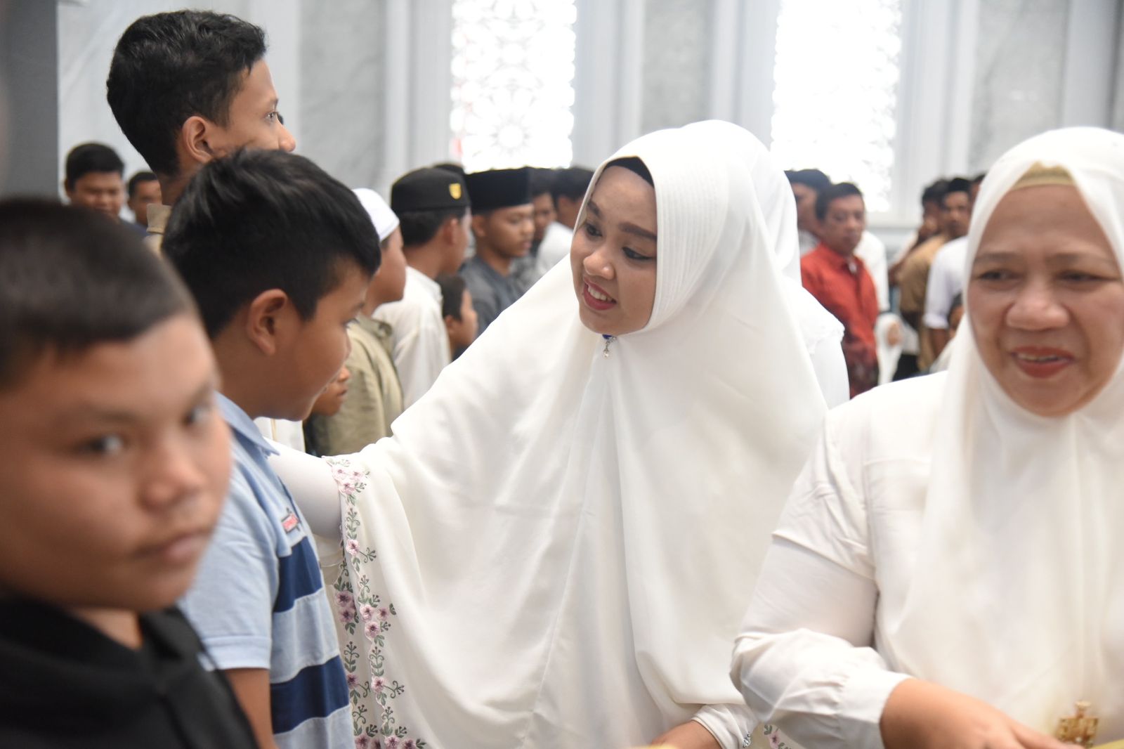 Penasehat DWP Ny Rosalina Dolly Pasaribu saat membagikan tali asih disela pengajian bersama DWP, Kamis (14/3-24). Foto : BP/Ist