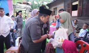 Bupati Tapsel Dolly Pasaribu saat memberikan bantuan kepada pelajar kurang mampu pada saat Safari Ramadhan 1445 H di Desa Bargot Topong Kecamatan Batang Angkola,Jum'at (15/3-24). Foto : BP/Ist