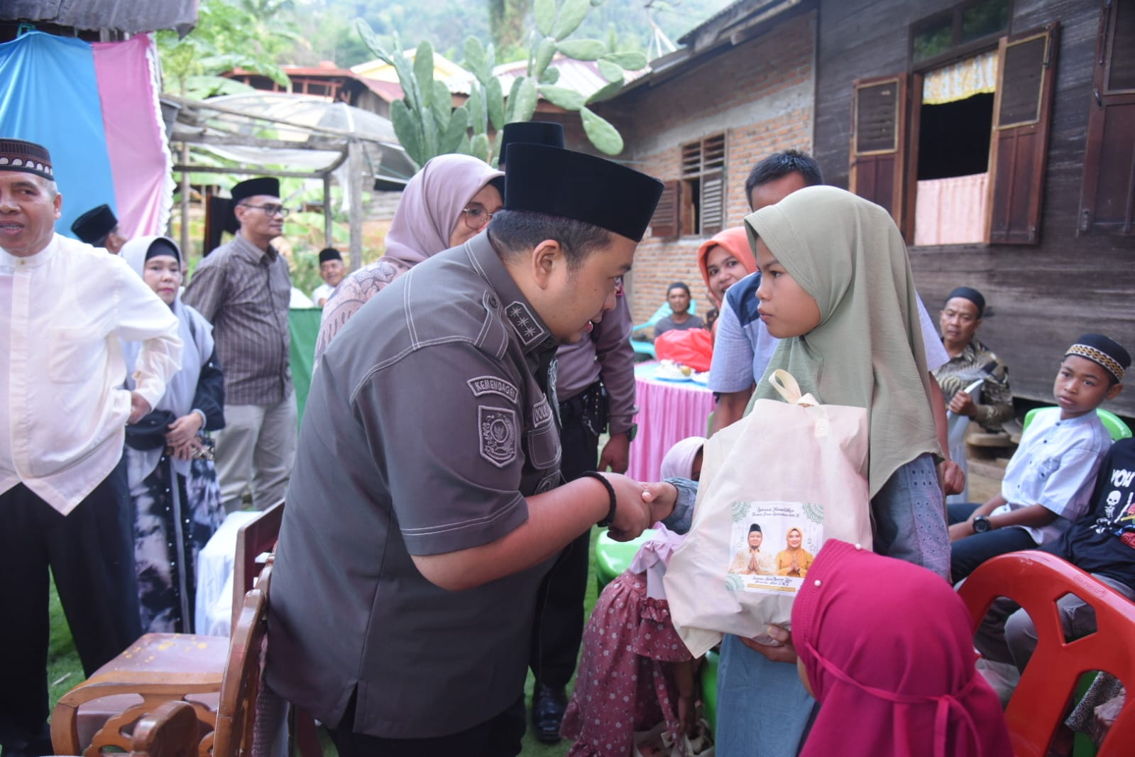Bupati Tapsel Dolly Pasaribu saat memberikan bantuan kepada pelajar kurang mampu pada saat Safari Ramadhan 1445 H di Desa Bargot Topong Kecamatan Batang Angkola,Jum'at (15/3-24). Foto : BP/Ist