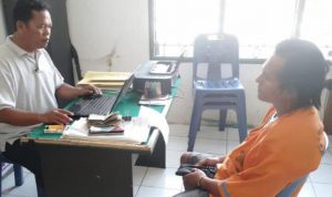 pelaku ketika diinterogasi petugas kepolisian.(Istimewa)