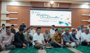 Jajaran pegawai Pemko Medan saat mengikuti sholat tarawih. BP/erwan