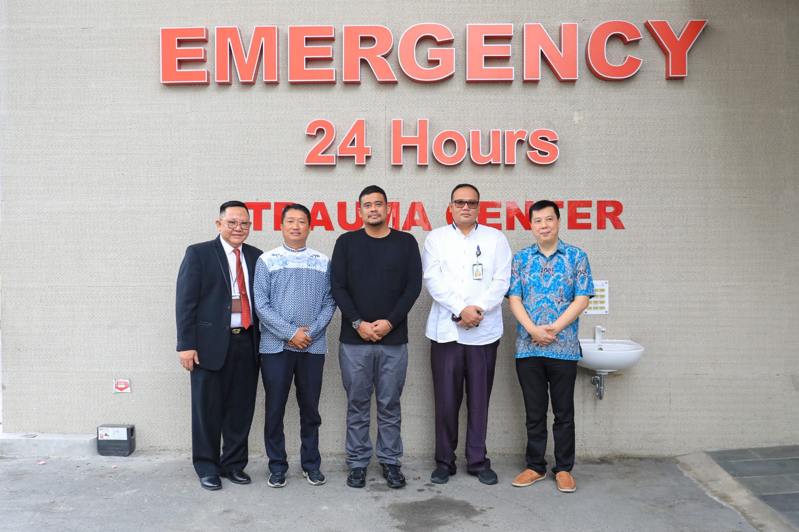 Wali Kota Medan Bobby Nasution foto bersama saat meresmikan Traumatology Center RS Regina Maris/BP/erwan