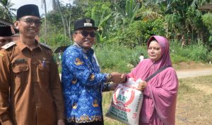 Pj Wali Kota Padangsidimpuan Letnan Dalimunthe saat memberikan bantuan beras kepada KK penerima manfaat di Desa Siloting Kecamatan Padangsidimpuan Batunadua, Senin (18/3-24). Foto : BP/Ist