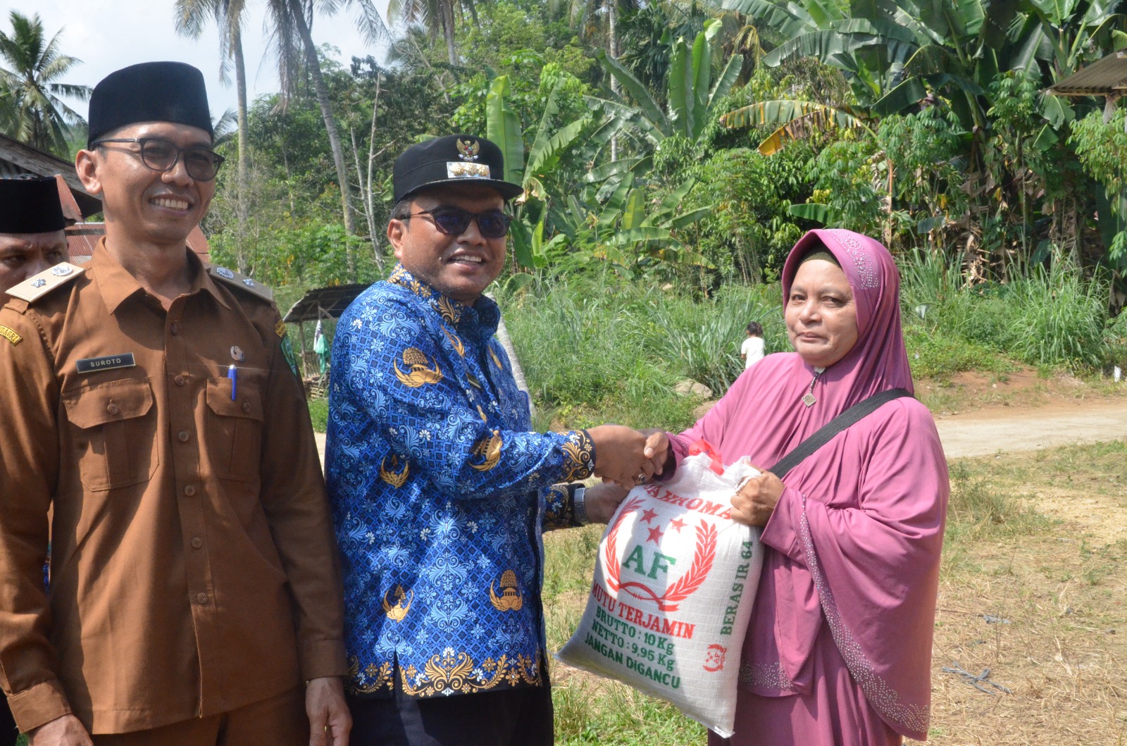 Pj Wali Kota Padangsidimpuan Letnan Dalimunthe saat memberikan bantuan beras kepada KK penerima manfaat di Desa Siloting Kecamatan Padangsidimpuan Batunadua, Senin (18/3-24). Foto : BP/Ist