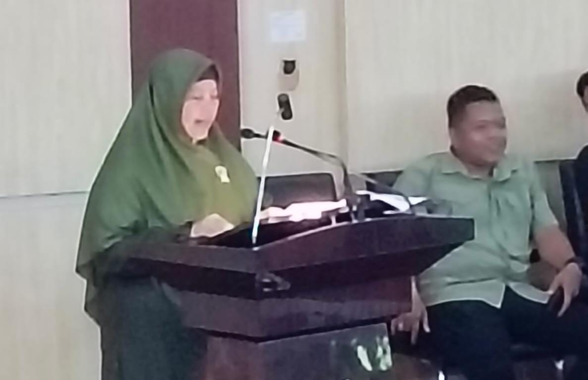 Dhiayul Hayati saat menyampaikan pendapat dalam Sidang Paripurna di DPRD Medan, Senin (18/03/2024). BP/erwan