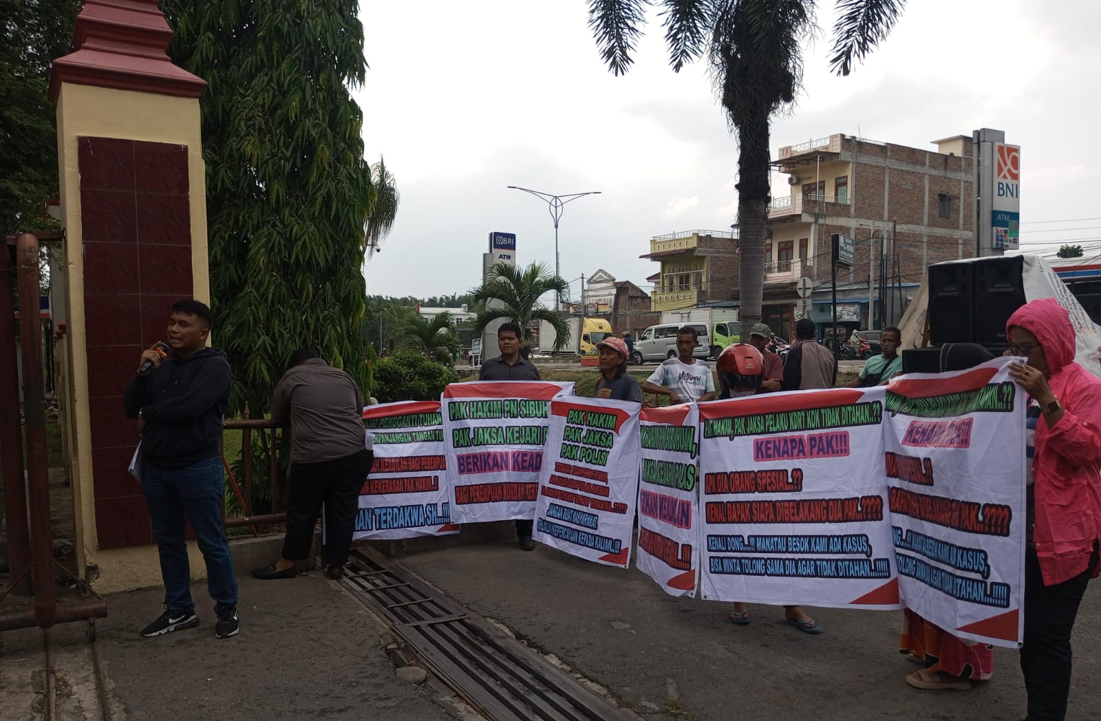 massa ketika melakukan aksi demontrasi.(Istimewa).