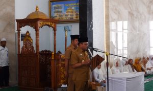 Pj Wali Kota Padangsidimpuan Letnan Dalimunthe saat melantik dan mengukuhkan pengurus pengajian Al-Ikhlas periode 2023-2028, Selasa (19/3-24). Foto : BP/Ist