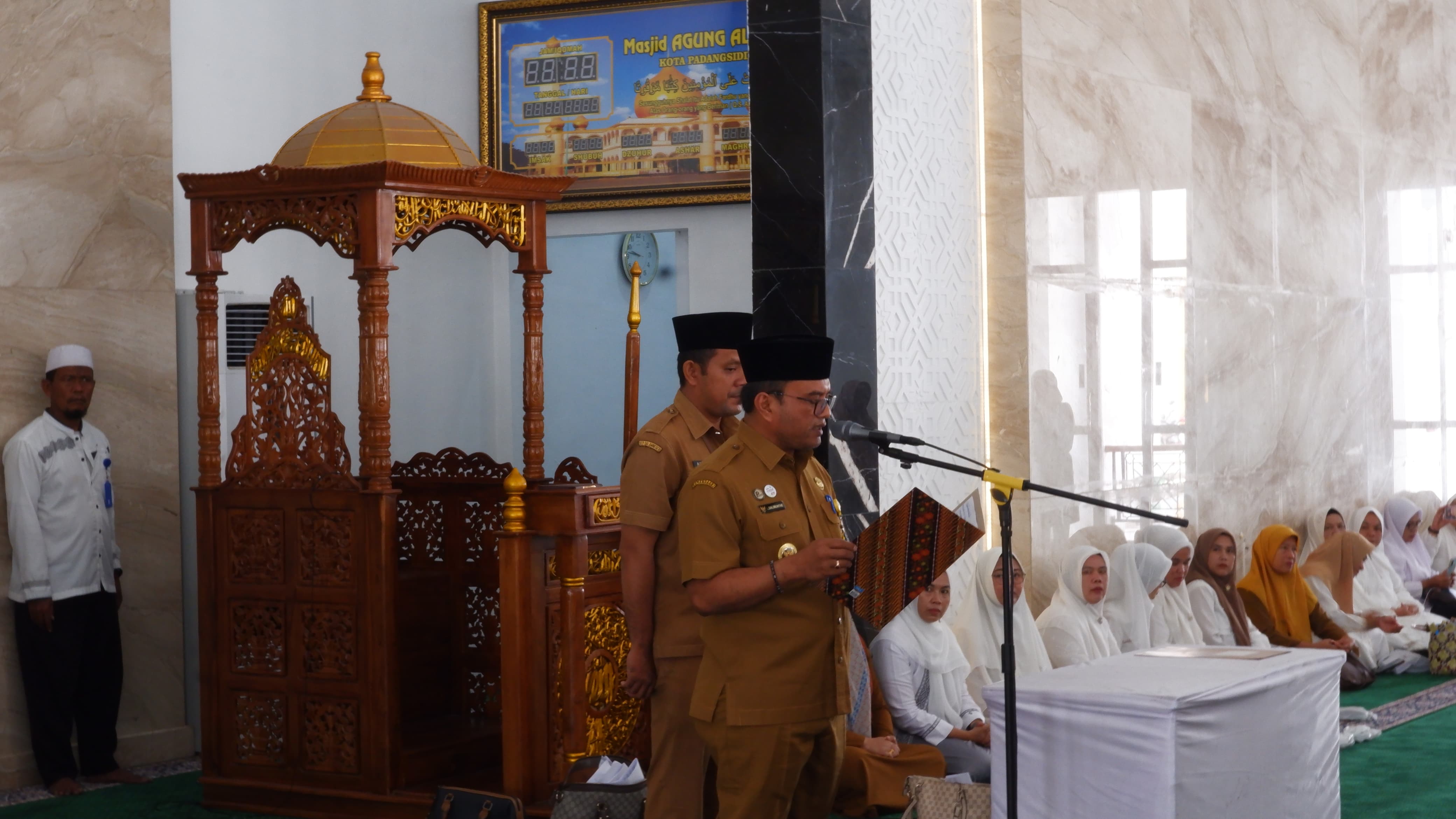 Pj Wali Kota Padangsidimpuan Letnan Dalimunthe saat melantik dan mengukuhkan pengurus pengajian Al-Ikhlas periode 2023-2028, Selasa (19/3-24). Foto : BP/Ist