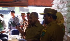 Pj Wali Kota Padangsidimpuan Letnan Dalimunthe saat Monitoring bahan pokok disalah satu Distributor, Selasa (19/3-24). Foto : BP/Ist