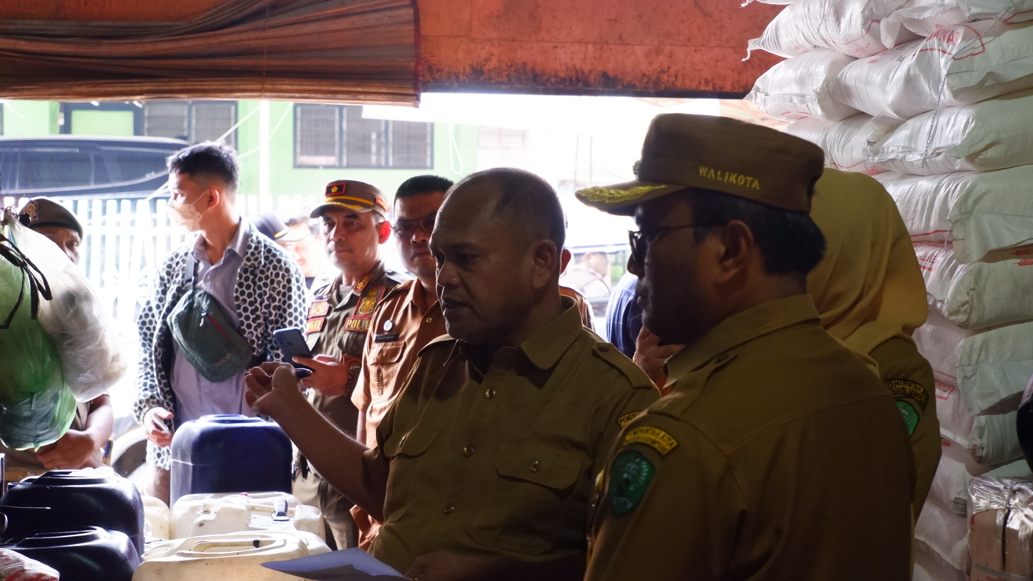 Pj Wali Kota Padangsidimpuan Letnan Dalimunthe saat Monitoring bahan pokok disalah satu Distributor, Selasa (19/3-24). Foto : BP/Ist