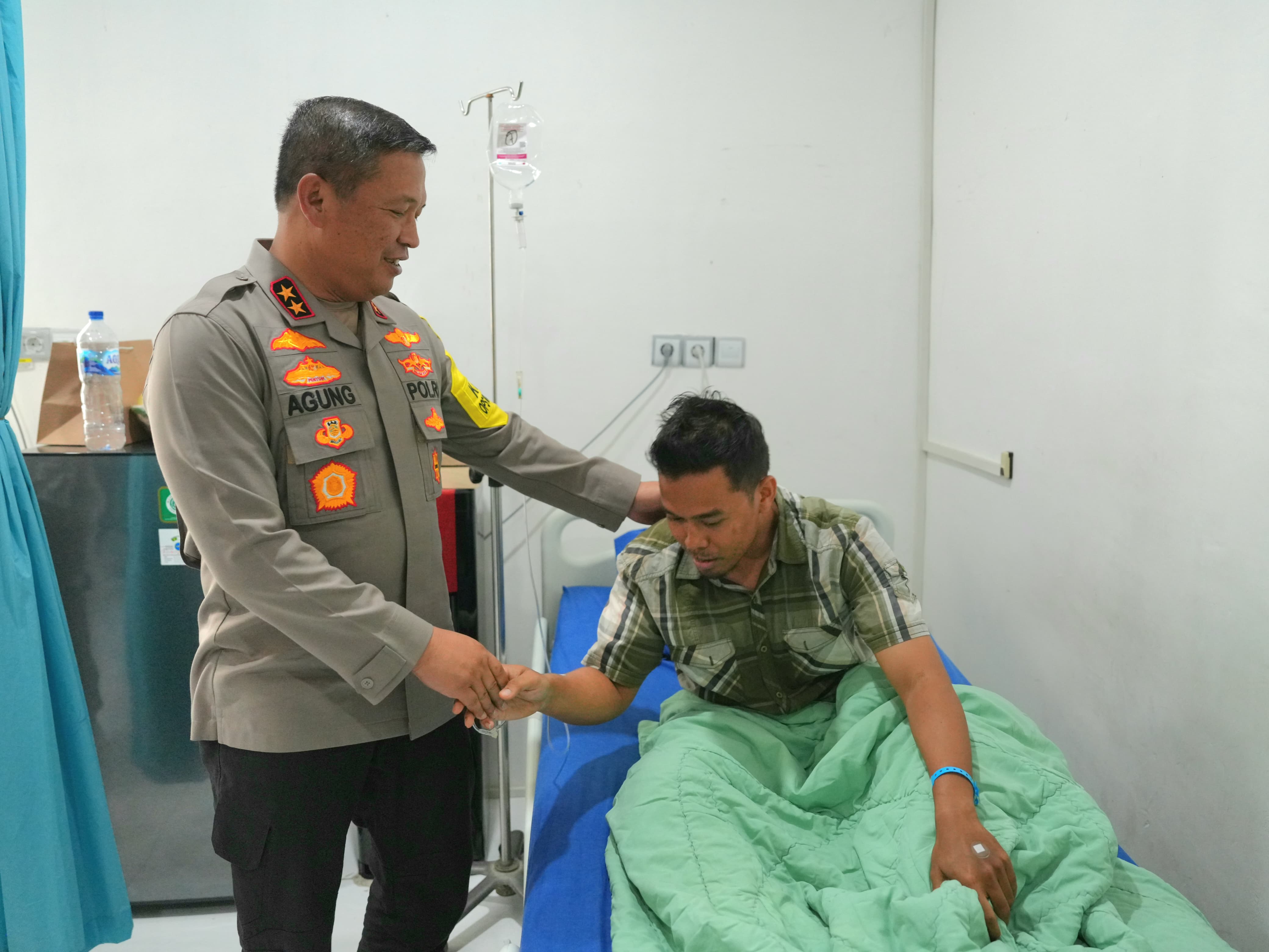 Kapolda Sumut menjenguk dua anggotanya di rumah sakit.(Istimewa)