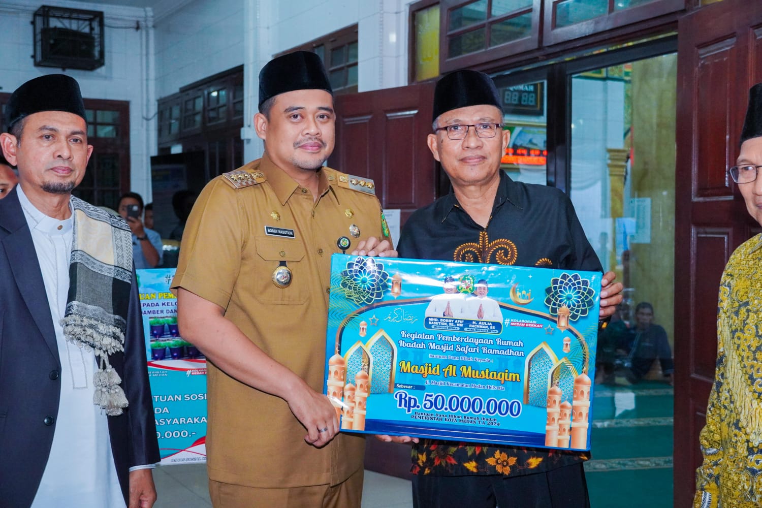 Wali Kota Medan Bobby Nasution menyerahkan bantuan BP/erwan
