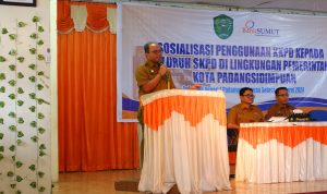 Pj Wali Kota Padangsidimpuan Letnan Dalimunthe saat membuka sosialisasi penggunaan KKPD di Lingkup Pemko Padangsidimpuan di Aula SMKN 1, Selasa (19/3-24). Foto : BP/Ist