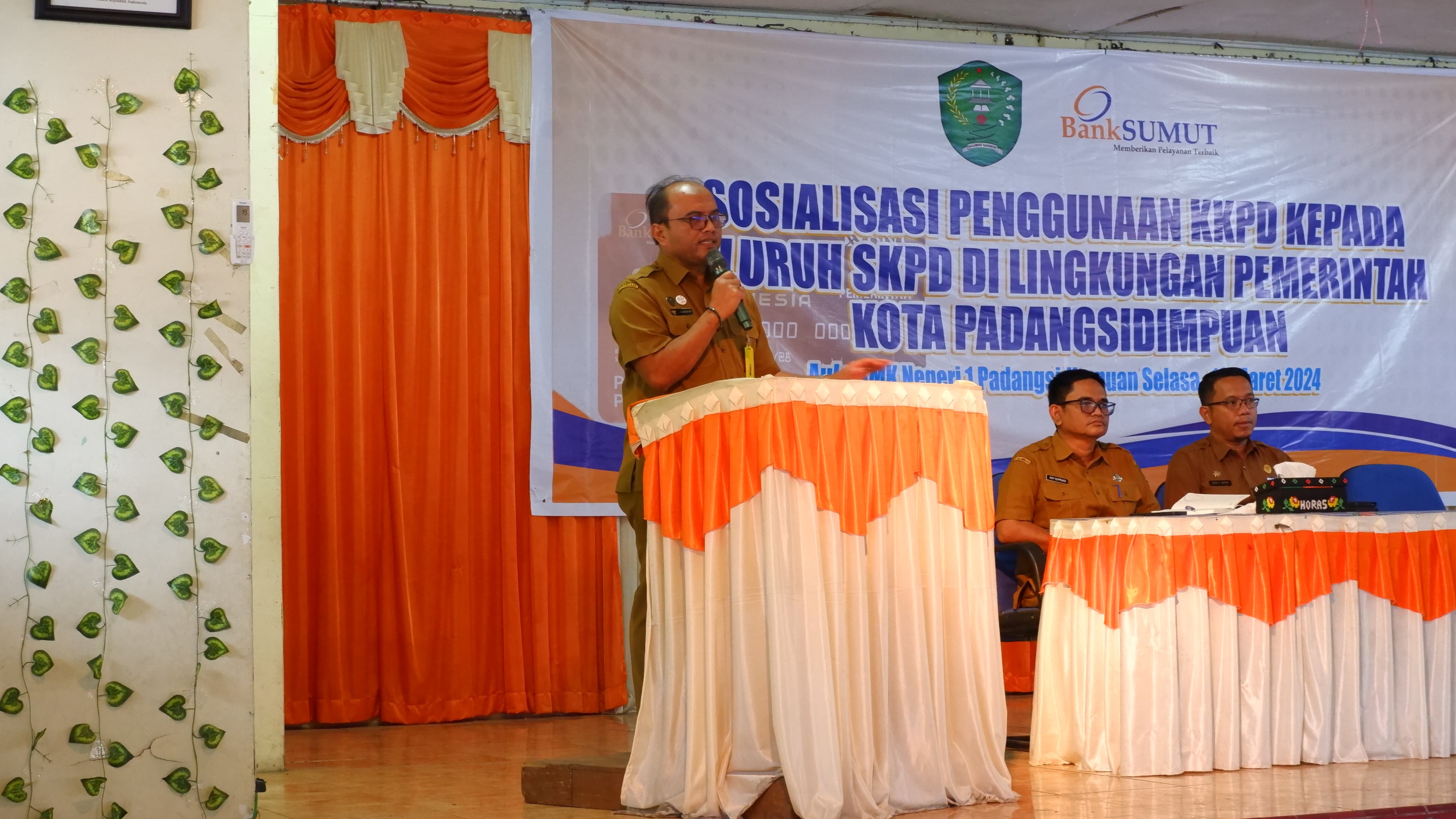 Pj Wali Kota Padangsidimpuan Letnan Dalimunthe saat membuka sosialisasi penggunaan KKPD di Lingkup Pemko Padangsidimpuan di Aula SMKN 1, Selasa (19/3-24). Foto : BP/Ist