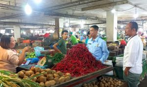 Dirut PUD Pasar Medan Suwarmo (tengah) saat memantau harga komoditas hari kedelapan Ramadhan di Pasar Petisah Medan. BP/erwan