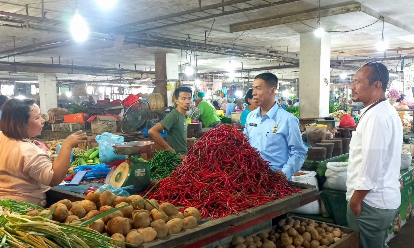 Dirut PUD Pasar Medan Suwarmo (tengah) saat memantau harga komoditas hari kedelapan Ramadhan di Pasar Petisah Medan. BP/erwan