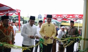 Pj Wali Kota Padangsidimpuan menyaksikan H Musa Rajeckshah dan Dandim 0212/TS menggunting pita tanda peresmian Masjid Al-Musannif Anas di Makodim 0212/TS, Selasa (19/3-24). Foto : BP/Ist