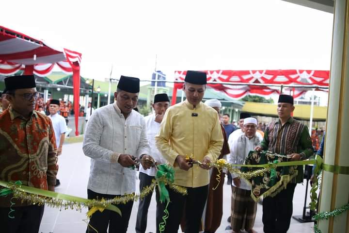 Pj Wali Kota Padangsidimpuan menyaksikan H Musa Rajeckshah dan Dandim 0212/TS menggunting pita tanda peresmian Masjid Al-Musannif Anas di Makodim 0212/TS, Selasa (19/3-24). Foto : BP/Ist